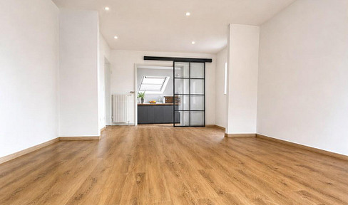 High-quality renovated 3-room attic apartment with a balcony, located in a quiet area on the outskirts of Wilkau-Haßlau, near the city limits of Zwickau.