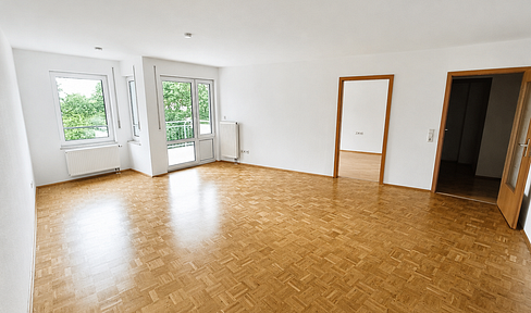 Dresden / Kesselsdorf – Available immediately: 2-room apartment, separate kitchen, bathroom (with washing machine and shower), balcony, and underground parking.