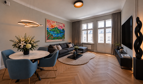 Completely renovated. Available immediately, and no agency fees or commissions. Luxurious living in a historic building, right in the heart of the city.