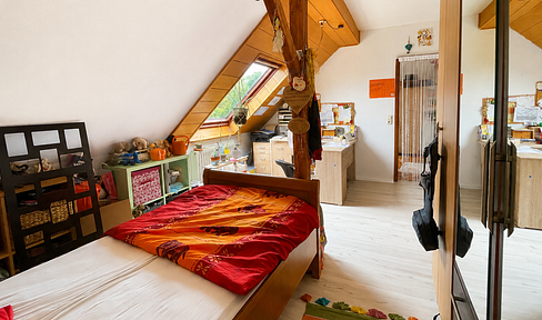 Flexible 3-room apartment in the attic with a storage room.