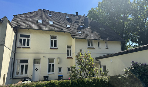 Schöne vier Zimmer Altbauwohnung