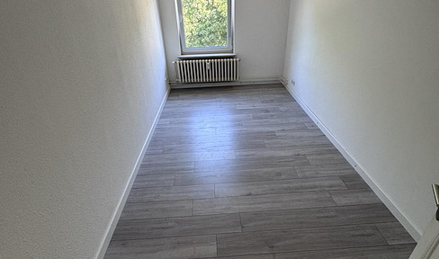 Newly renovated 4-room apartment with a balcony, located in a central area of Flensburg.
