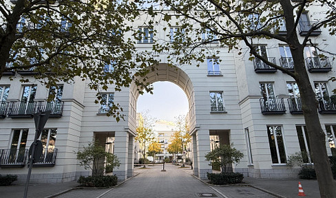 Commission-free: Luxurious 5-room maisonette apartment with a sunny balcony in the Heinrich-Heine Gardens.