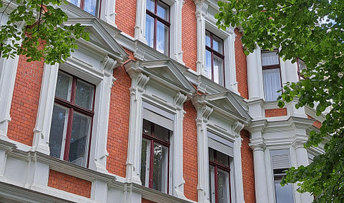 Stylish 5-room apartment in a historic building – first occupancy after renovation.