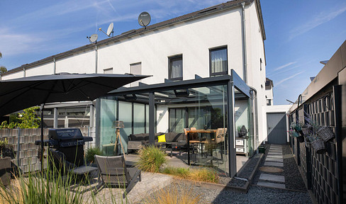 New Price: Energy-efficient terraced house (KfW 55 standard) with sunroom in Langenfeld.
