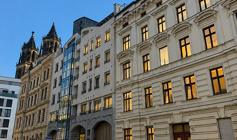 Erstbezug nach Sanierung: Großzügige 2-Zimmer-Altbauwohnung mit Balkon, Aufzug & Einbauküche am Dom