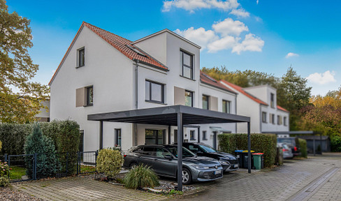 Well-maintained semi-detached house with a south-facing garden, covered terrace, and double carport – available commission-free.