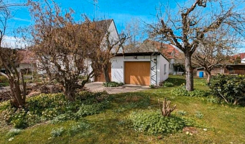 Ruhiges Einfamilienhaus freistehend mit großem Garten und Garagen