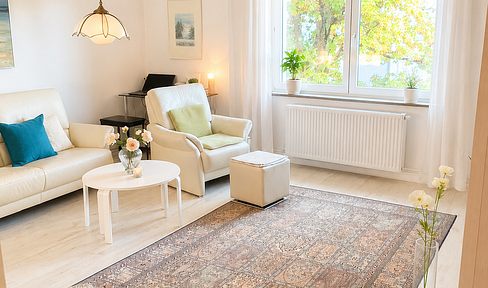 Bright, 4-room apartment in the heart of the Paulusviertel district, featuring a balcony and access to a garden.