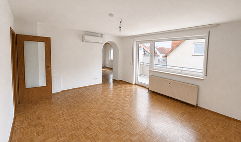 Spacious 4-room apartment with balcony, fitted kitchen, and air conditioning.
