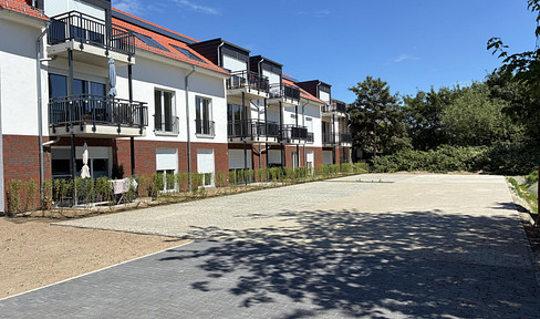 Helle 2 Zi. DG-Wohnung (Neubau) mit EBK, WP, Fussbodenheizung, Aufzug, Balkon u. Stellplatz
