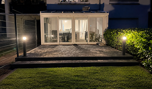 Completely renovated 2-room ground floor apartment with a sunroom.