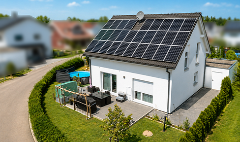 Provisionsfreies Einfamilienhaus mit Photovoltaik, Doppelgarage und gepflegtem Garten
