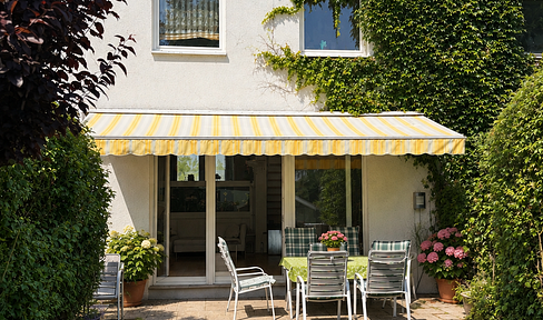 Well-maintained terraced house with a loft conversion, a south-facing garden, and a flexible layout.