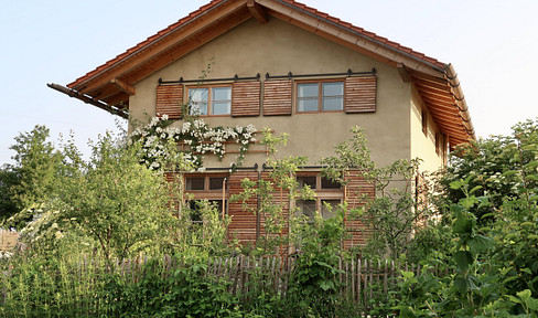 Unique house with timeless architecture and a separate living unit near Lake Simssee.