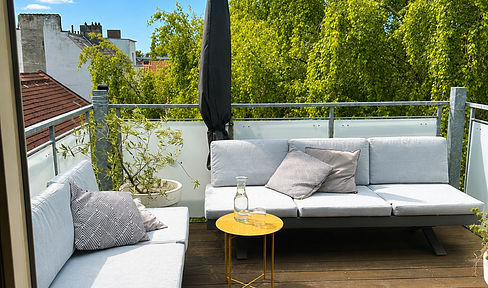 For sale by owner: Bring the vacation vibe into your own home – bright attic apartment with a loft-like feel.