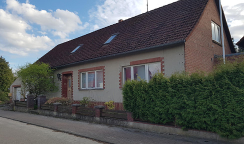 Ansprechendes Zweifamilienhaus mit großzügigem Grundstück und geschlossenem Hof in idyllischer Lage