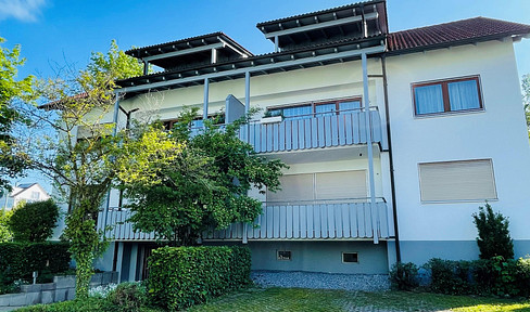 Living on Burgberg in Überlingen: Spacious 3-room apartment with balcony, views, and 2 parking spaces.