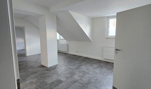 WG-geeignete helle 3-Zimmer-Dachgeschoss-Wohnung, Einbauküche