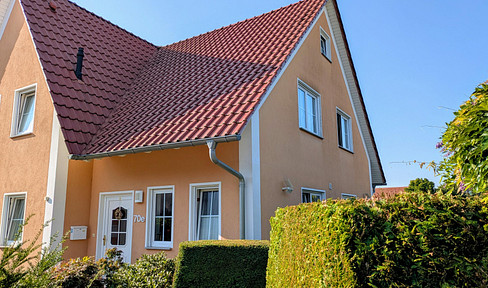 Ihr neues Zuhause, top gepflegte DHH mit Garten, Natur-Teich, Garagen und Stellplatz