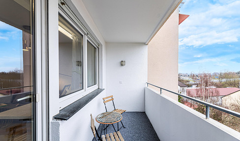 FEE-FREE: Renovated 3-room apartment with a balcony, views of the cathedral, elevator, and garage.
