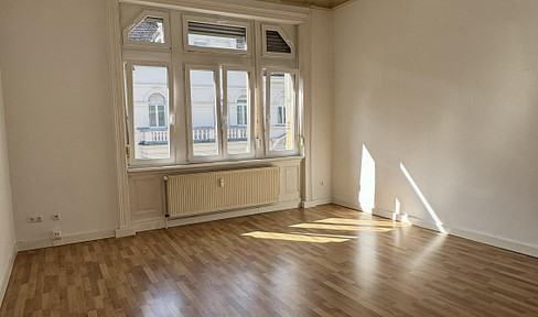 ERSTKLASSIGE, TOP RENOVIERTE STADTWOHNUNG * EBK * MODERNES TAGESLICHTBAD * PARKETT * STUCKDECKE