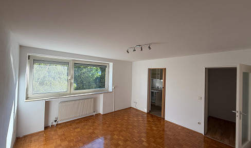 2 rooms. Lots of light. Located in the heart of Zabo. Elevator and electric blinds.