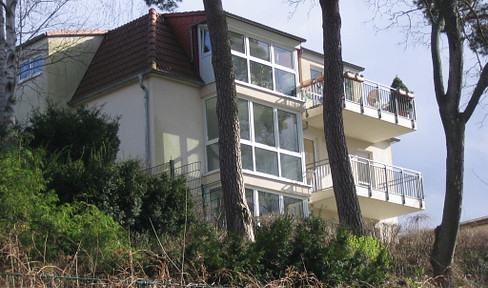 Wassergrundstück: Helle und großzügige 2-Zimmerwohnung