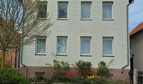 Located in the heart of Hohenhameln, in a central yet quiet area of the old village center.