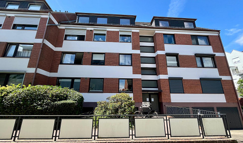 Commission-free: 4-room penthouse apartment with a south-facing balcony and a garage parking space in Schwachhausen.