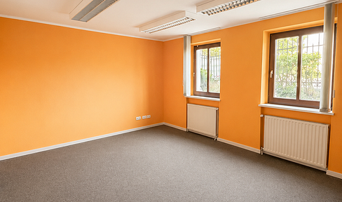 Bright commercial spaces (suitable for a practice, office, studio, or beauty salon) in a prime location in Cottbus.