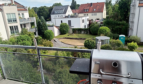 Beautiful 2-room apartment with high-quality finishes and a fitted kitchen in the western part of Regensburg.