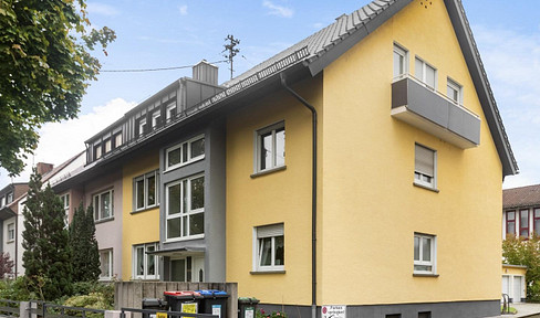 Spacious 2.5-room apartment with a southeast-facing balcony and a full bathroom.
