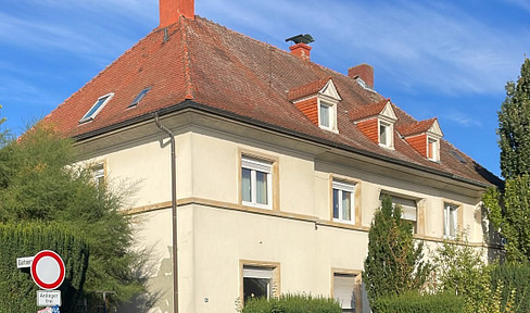 Großzügige DHH mit 3 Wohnungen & Ausbaupotenzial in zentraler Lage