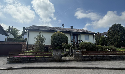 For sale: a single-family house with a double garage and a spacious garden.