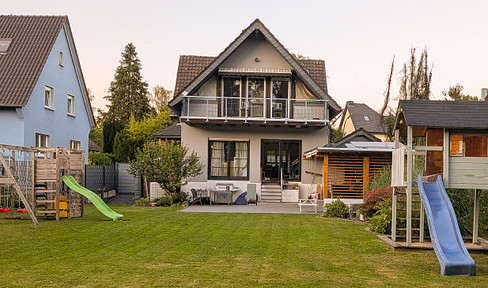 NO AGENTS! Detached house on a large plot of 1,416 m², a rare opportunity in a central location in Hennef.