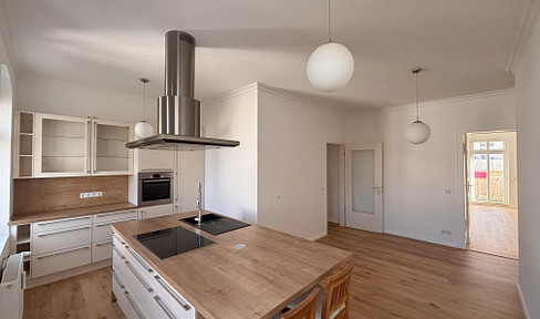 Bright, modernised 3-room apartment in a traditional building in the Weitlingkiez district - No agency fees.