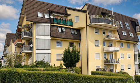 Sunny one-room apartment with balcony and fitted kitchen in Plauen-Neundorf.
