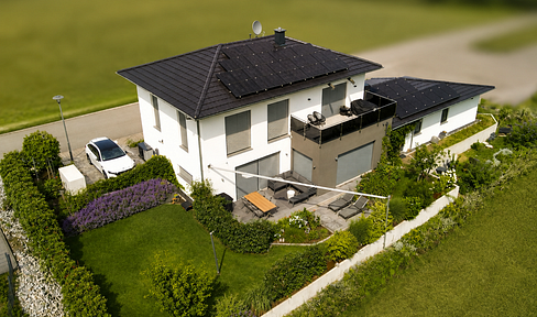 Exclusive single-family home, KfW 40+ standard, with a separate apartment and a large garden.