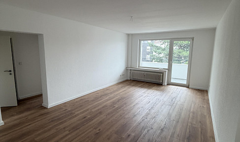 Renovated 3-room apartment with a balcony and excellent transport links.