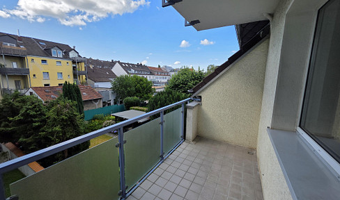 First occupancy after renovation: 2.5 rooms, city center location, balcony, bathroom: bathtub, shower, and window.