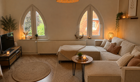 Cozy apartment in a tower building, located in the heart of the old town. 2.5 rooms, with new windows, in a historic building.