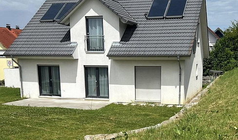 Sunny paradise for the family – modern detached house with a large outdoor area.