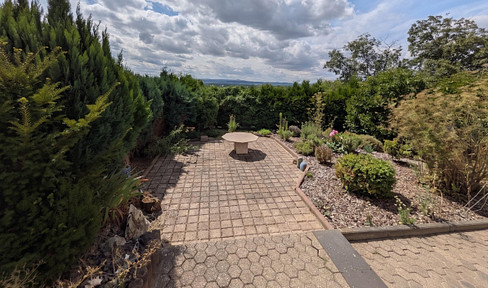 Available immediately: 102m² apartment (3.5 rooms) with a garden, and 4 parking spaces (including a double garage with a pit).