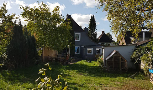 Modernized semi-detached house, 992 m² garden, energy efficiency class B – quiet and family-friendly.