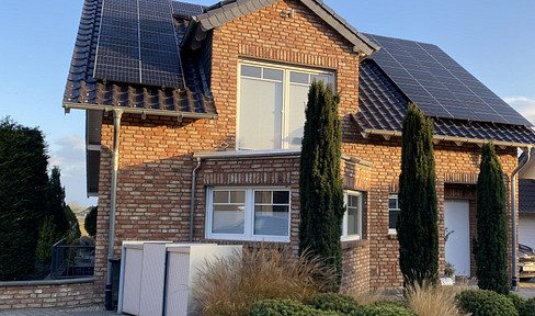 Detached single-family house with panoramic views.