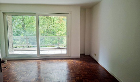 Enjoy comfortable living with parquet flooring, a balcony, and a newly renovated bathroom with a bathtub in Essen-Haarzopf.