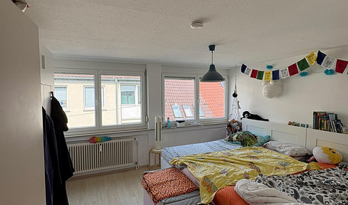 Bright 3-room apartment in a central location in Nürtingen, with a rooftop terrace and parking space.