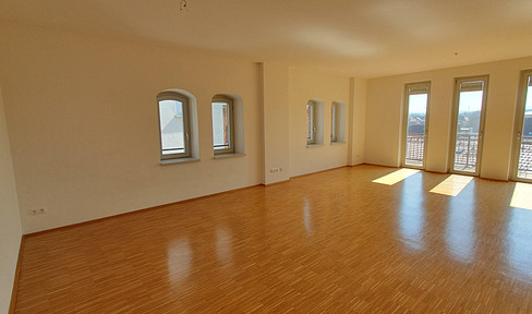 Spacious 3-room apartment in a historic building, formerly the Kreuz-Bräu brewery – with a south-facing balcony, elevator, and underground parking.