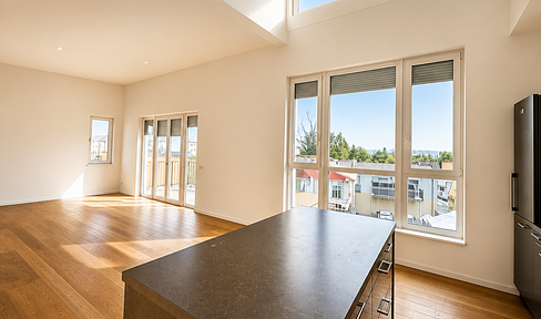Spacious 156 m² penthouse apartment with 4 rooms, elevator access, and a south-facing balcony, located near Berlin.